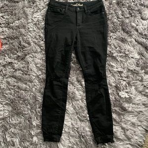 Universal Thread Mid Rise Skinny Black Jeans Sz 2 Destructed knees and hem 🌺💐
